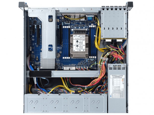 奥行き約半分の小型2Uサーバー、GIGABYTE「E251-U70」