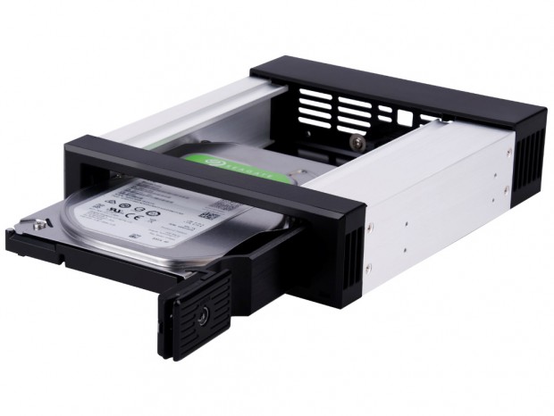 3.5インチSAS/SATA対応のトレイレスホットスワップベイ、SilverStone「FS301」
