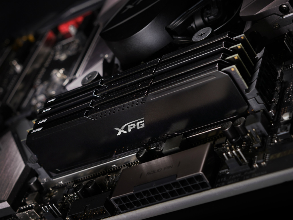 黒いアルミ製ヒートシンクを搭載したDDR4メモリ、ADATA「GAMMIX D20