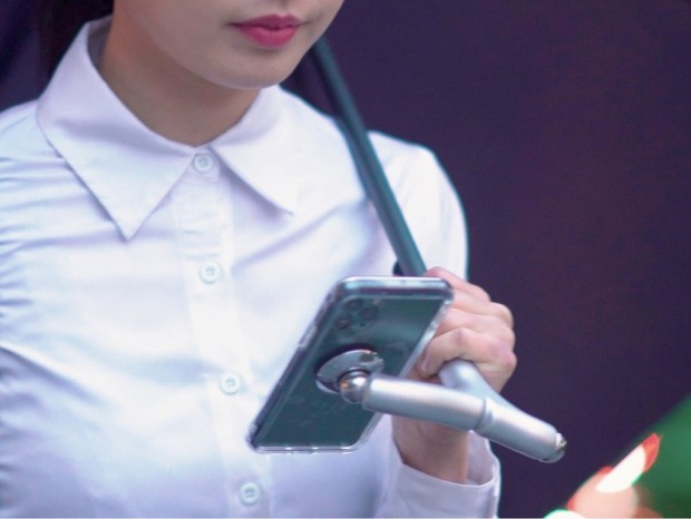 雨の日に傘とスマホを片手で。傘を持ちながらスマホが使える「スマホ傘」