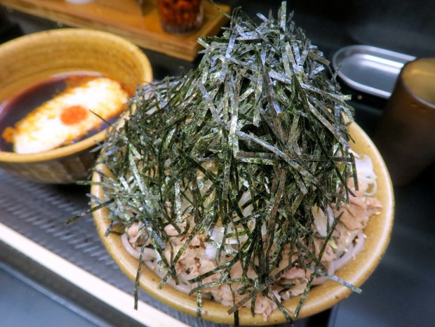 肉たっぷりラー油もたっぷり ジャンキーな山盛りつけ蕎麦で満腹に エルミタージュ秋葉原