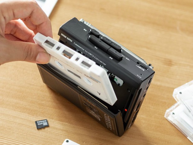 カセットテープをデジタル化できるポータブルカセットプレーヤーがサンワダイレクトから