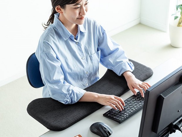 サンワダイレクト、両肘を置ける大型の後付けリストレスト「100-TOK005K」など2製品