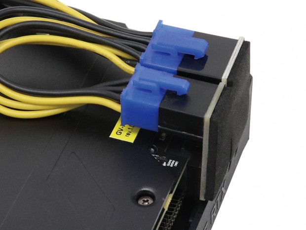 VGA周りの配線が大幅に改善できる、PCI-Express用電源変換アダプタがアイネックスから