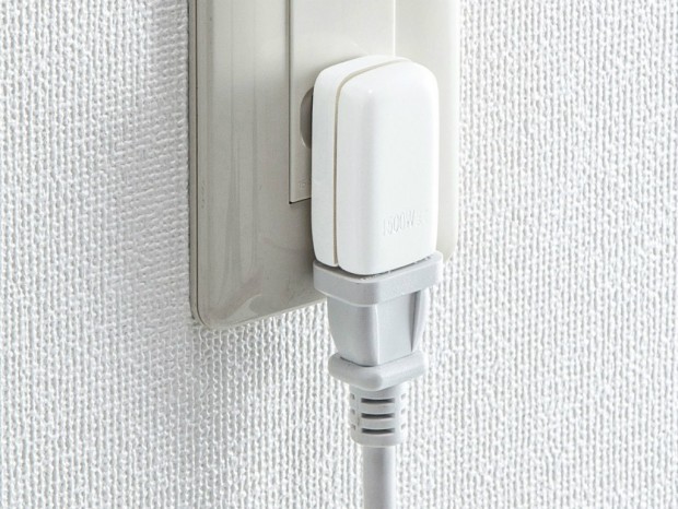 サンワサプライ、コンセントや電源タップを余すことなく使えるスペースアダプタ