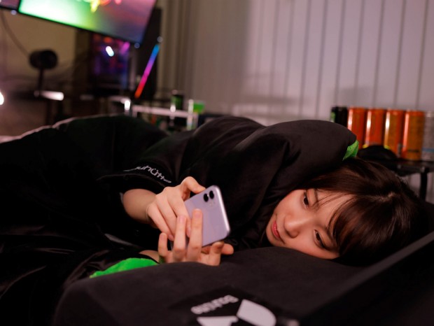 Bauhutte、寝転がりながらスマホがいじれるゲーミング毛布「わたタンク」