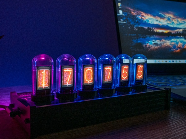 ニキシー菅時計のようなデザインのデジタル置き時計 ニキシー菅