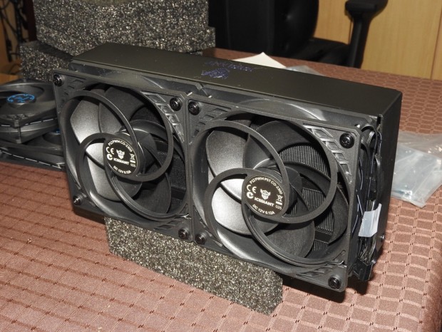 誘電性の冷媒と120mmファン4基を採用する超巨大CPUクーラーがオリオ