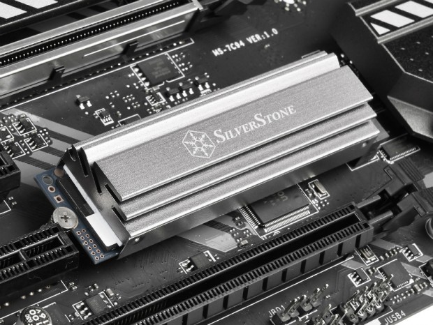M.2 SSDを高効率放熱パッドで挟むヒートシンク、SilverStone「TP04」国内発売