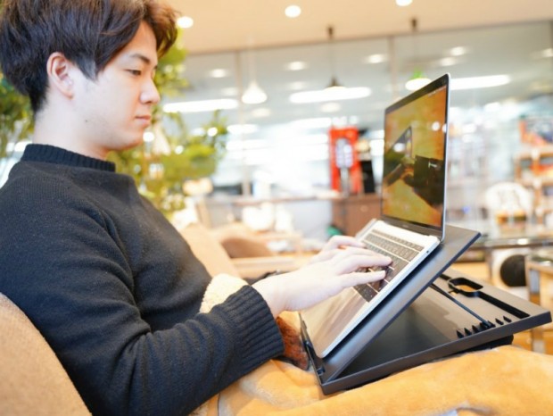 ひざ上に乗せて角度調整もできるノートPCスタンドがサンコーから発売