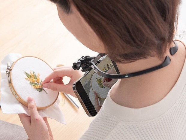 サンワダイレクト、目線アングルで撮影できる首掛けスマホホルダー発売