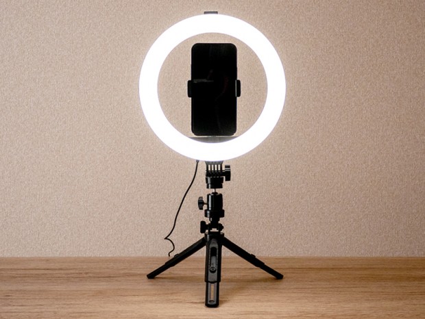 上海問屋、ビデオ会議で顔映りがアップする10インチLEDリングライトを発売