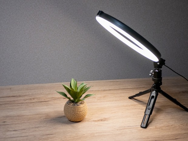 上海問屋、ビデオ会議で顔映りがアップする10インチLEDリングライトを発売