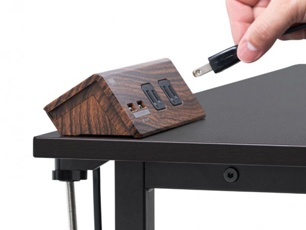 デスクにしっかり固定できるクランプ式の木目調電源タップがサンワ