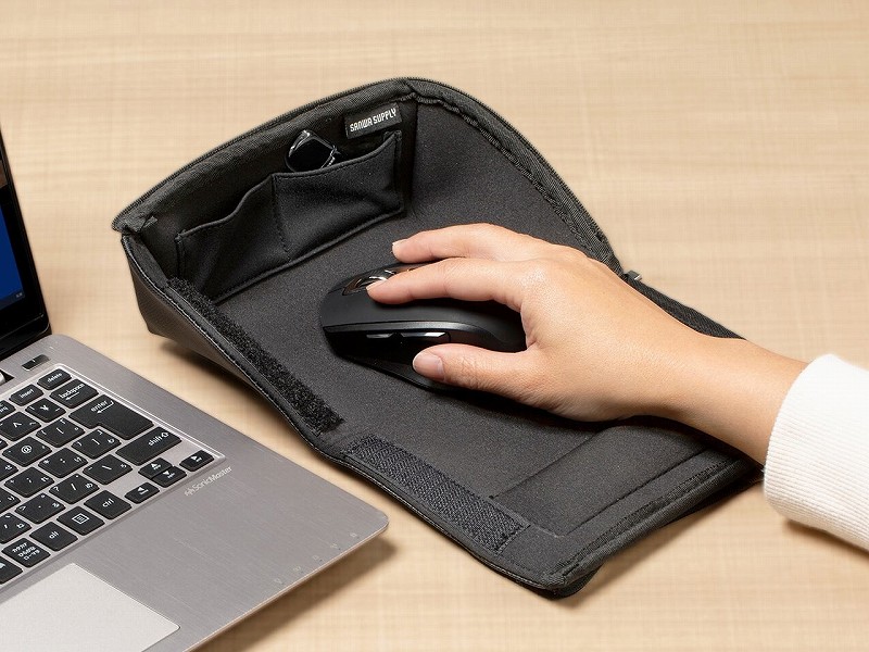 マウスを入れて持ち運び 開けばそのままマウスパッドになる収納ケースがサンワから エルミタージュ秋葉原