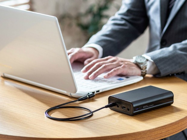 8種の変換プラグが付属するノートPC向けモバイルバッテリがサンワサプライから