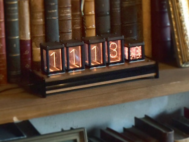 サンコー、LED採用の「ニキシー管風置時計『サイバーアラームVer.1.956』」
