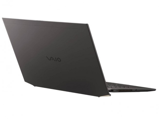 世界初、立体成型フルカーボン採用のフラッグシップモバイルノートPC「VAIO Z」