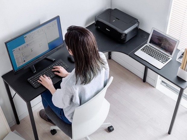サンワダイレクト、コーナーを有効活用できるL字デスク＆便利なシェルフ付きデスク発売