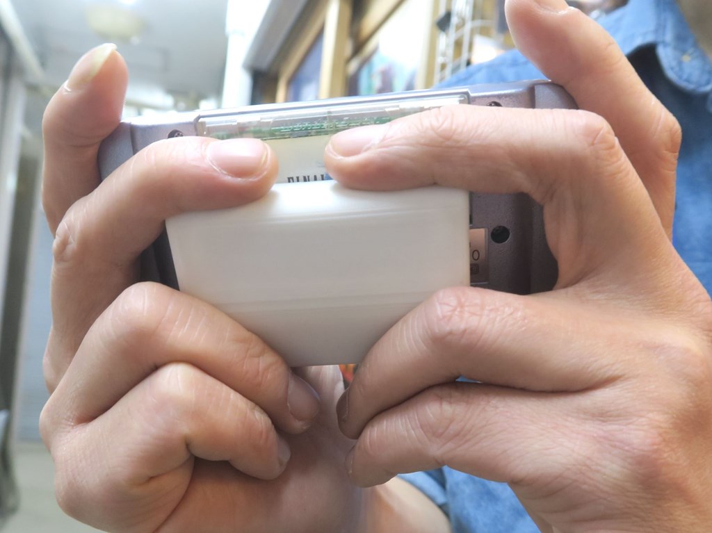 IPS液晶化したワンダースワンカラー向け。3倍の電池が使える「WSColor大容量電池ケース」 - エルミタージュ秋葉原