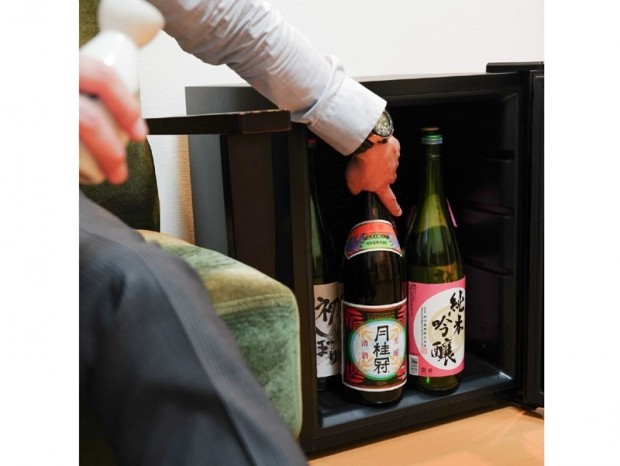 一升瓶を縦置きできる、コンプレッサー式の格安日本酒セラー「俺の酒蔵」がサンコーから