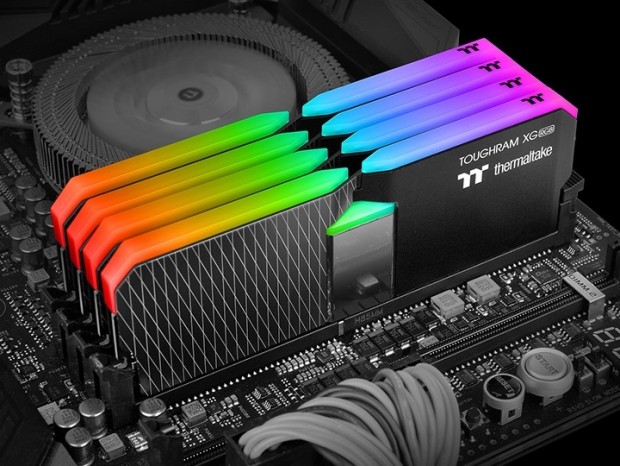 最高4,600MHzのオーバークロックDDR4メモリ、Thermaltake「TOUGHRAM XG RGB」