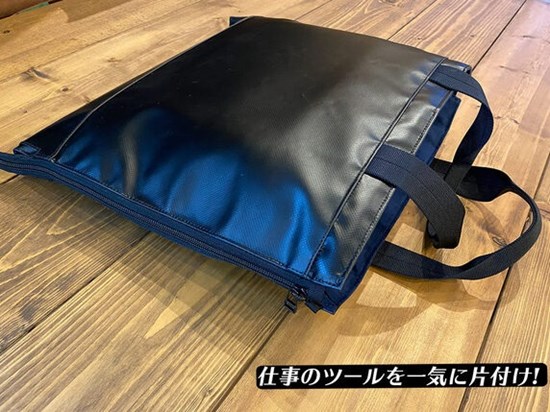 テレワークの強い味方、カバンに変形して持ち運べるデスクマット「どこでもデスクslash」