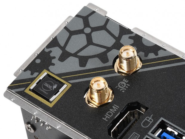 最新インターフェイスを余すことなく搭載したハイエンドマザー、ASRock「Z590 Taichi」 エルミタージュ秋葉原