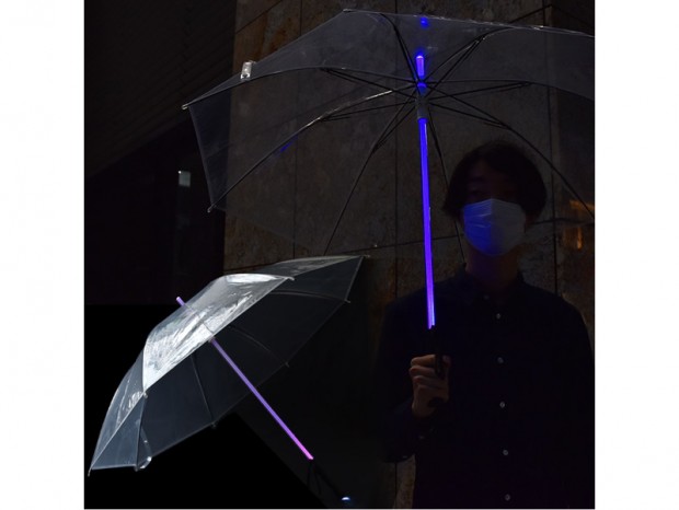 シャフトが発光する光る傘、サンコー「夜道も安心『光る！ライフセーブレラ』」