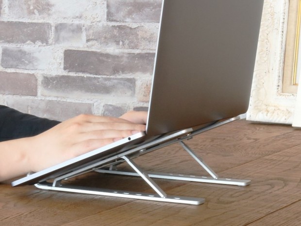 オウルテック、スティック状に収納できる17.3型対応の折りたたみノートPCスタンド