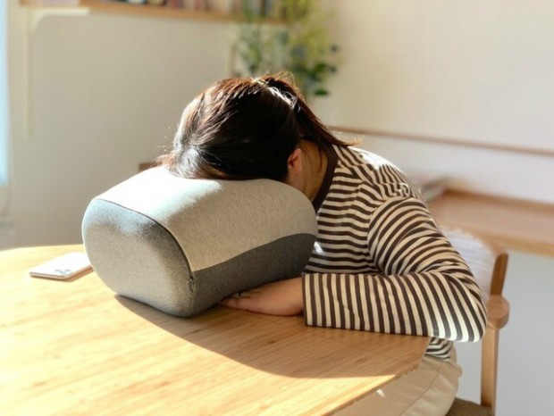 顔にピッタリフィットするお昼寝まくら「ハマる枕」がドスパラで発売