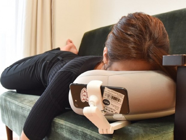 スマホを見ながらグータラできる「あご乗せお餅スマホアームクッション」サンコーから