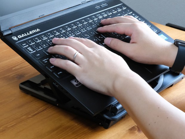 上海問屋、スマホからノートPC、書籍にも使える冷却ファン付き多機能スタンド