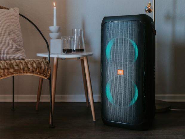 スーツケースのように持ち運べるパーティースピーカー「JBL PartyBox 310」