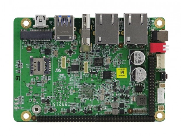 iBASE、5Gモジュールも組み込める4コアSoC搭載の2.5インチSBC「IBR215」