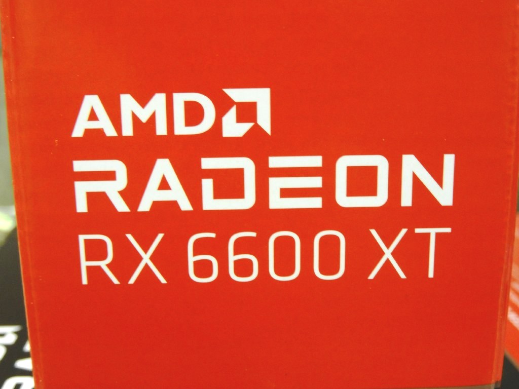 コレオシ】販売がスタートしたAMD「Radeon RX 6600 XT」にショップ店員 