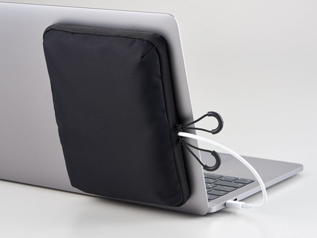 キングジム、周辺機器の持ち運びに便利な「ノートPCに貼り付けるポーチ」など3製品