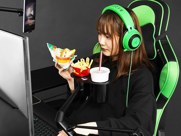 ハンズフリーでジュースが飲める可動式ドリンクホルダーがBauhutteから