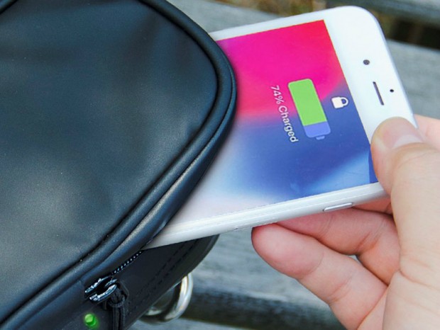 入れるだけでスマホが充電できる「ワイヤレスでスマホの充電ができるポーチ」
