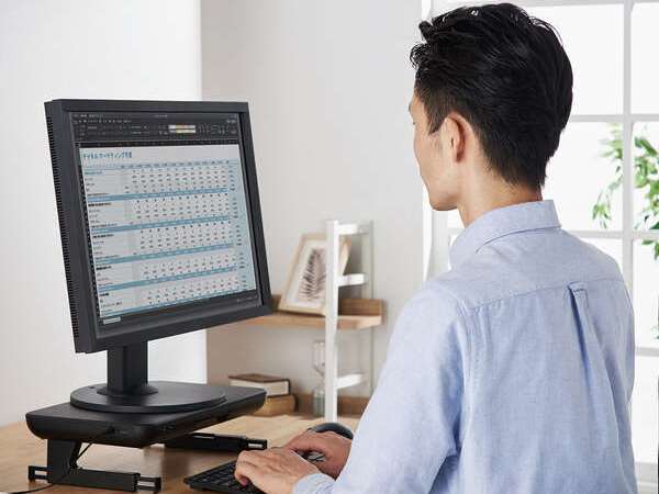 USBハブやスマホスタンドを備えたディスプレイ台がエレコムから発売