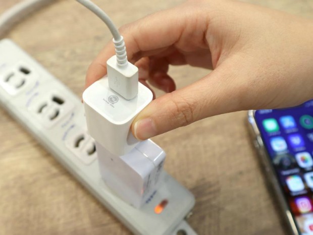 充電しながらバックアップもできる、サンコー「iPhoneオートバックアップCube」