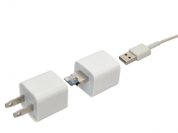 充電しながらバックアップもできる、サンコー「iPhoneオートバックアップCube」