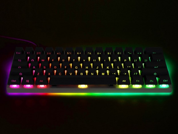 ボディ表裏で光る半透明ボトムケース採用の60％サイズメカニカル「VORTEX 10」