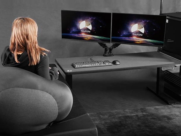 Bauhutte、立ち、座りに加えゴロ寝もカバーする電動「スーパーゲーミングデスク」発売