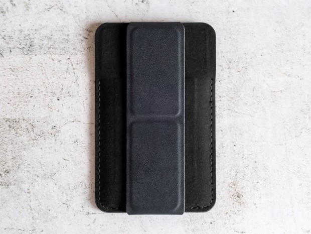 スマホリングにもなるMagSafe対応機種用スタンドウォレットが上海問屋から
