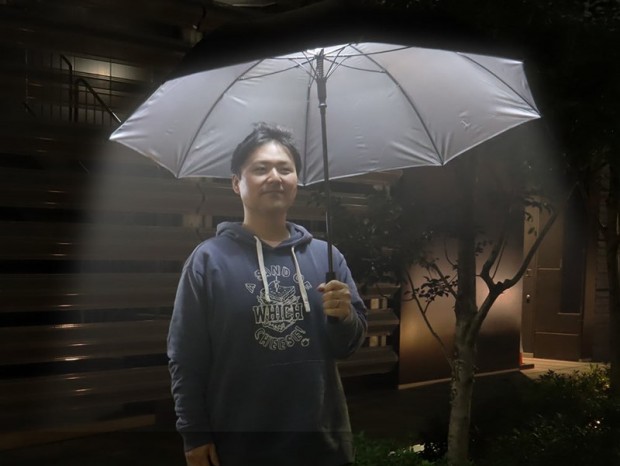 雨の夜道も安心、街灯を持ち歩ける「ポータブル街灯傘」がサンコーから