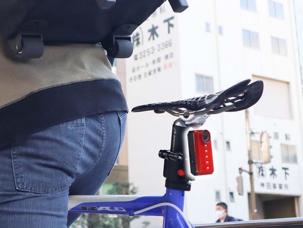 「配達中」ステッカー付属の自転車用テールランプドラレコ「バックカム」がサンコーから