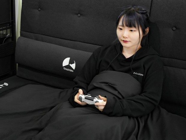 ベッドをまるごとソファ化できるランバーサポート付き背当てクッションがBauhutteから