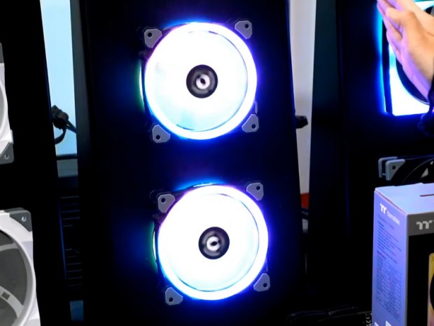 Thermaltake、ブレード交換で吸排気方向を切り替えられる「Riing Trio 12 Transform」