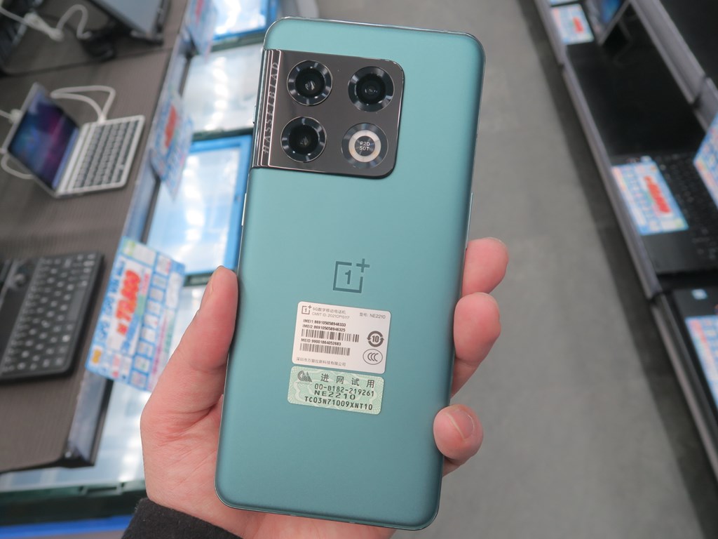 OnePlus10 Pro (NE2215) root取得済み ジャンク OnePlus10_Pro_1024x768a.jpg